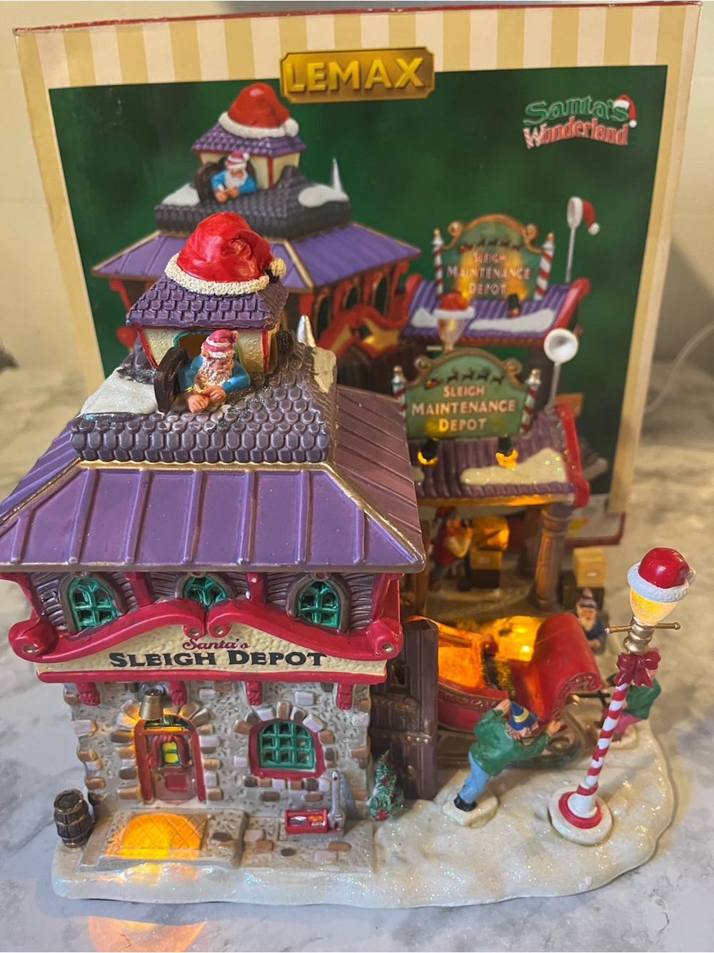 Lemax Santa's Wonderland Santa's Sleigh Maintenance Depot Lighted 2007